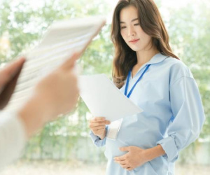Vô tình gặp lại mẹ chồng cũ sau 5 năm, nhìn bụng bầu nhô ra của tôi mà bà loạng choạng muốn té ngã
