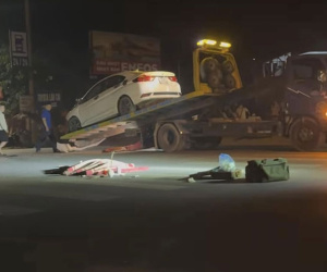 Xe máy đối đầu ô tô, 3 thanh niên bị hất văng lên cao, văng xa vài mét