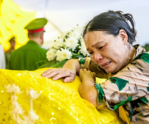 Thắt lòng hình ảnh mẹ ôm linh cữu Thiếu tá hy sinh khi đánh án ma túy