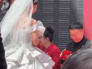 Bố chồng cởi 1 thứ quý giá trên người đưa cho con dâu, cả hai vào thẳng 'hot search'