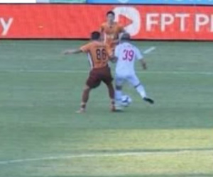 HAGL dọa kiện trọng tài V.League, phản ứng ồn ào trên mạng xã hội, cãi nhau tay đôi với CĐV