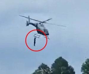 Video: Người đàn ông bám vào càng trực thăng, lơ lửng giữa không trung