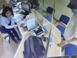 Nhân chứng kể phút giáp mặt đối tượng cầm dao cướp ngân hàng ở Hà Nội