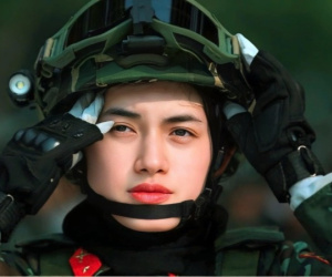 Chân dung nữ hạ sĩ thu hút mọi ánh nhìn khi tập diễu binh