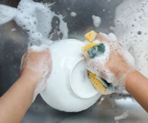 5 kiểu rửa bát còn độc hại hơn 'chỉ nhúng qua nước rồi cất lên kệ', nhiều gia đình mắc phải