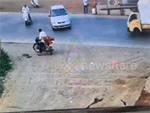 Bất cẩn khi chở hàng, xe tải suýt gây họa cho người đi đường giữa ngã tư