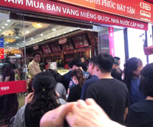 Giá vàng phục hồi, cảnh trái ngược ở hai tiệm vàng lớn trên phố Trần Nhân Tông