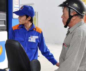 Giá xăng tăng vọt, RON 95 vượt 19.000 đồng/lít