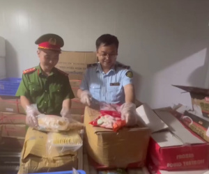 Cận cảnh kho đông lạnh chứa đầy xúc xích, lạp xưởng ngoại không rõ nguồn gốc