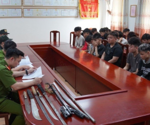 29 thanh, thiếu niên cầm súng, dao kiếm vô cớ chặn đánh người dân đi đường