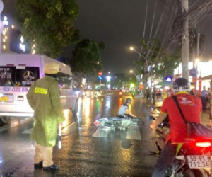 Xe máy va chạm ô tô khách trong cơn mưa tầm tã, nam sinh viên tử vong