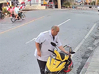 Barie đường sắt 'hạ đo ván' người đi đường ngay khi tàu hỏa sắp đến