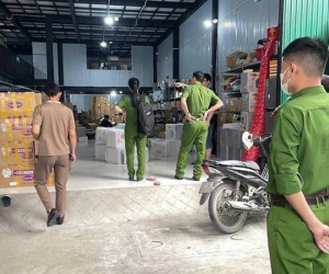 Xôn xao hình ảnh công an xuất hiện ở kho hàng của vợ chồng Tiktoker nổi tiếng, thực hư thế nào?