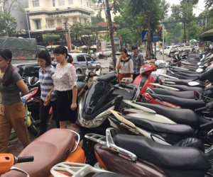 CSGT điều tiết xe người dân vào 7 bãi đỗ quanh khu vực Lăng Bác