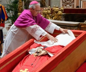 Nghĩa cử cuối cùng của Giáo hoàng Francis trước khi tạ thế
