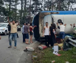 Xe khách lật trên đèo Tam Đảo, 3 người chết, hàng chục người bị thương