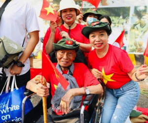 Cựu chiến binh 93 tuổi ngồi xe lăn về TPHCM xem diễu binh, diễu hành