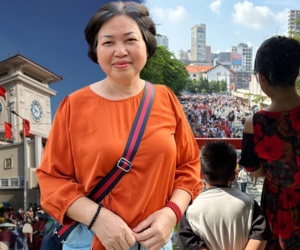 Hội con cưng đưa bố mẹ vào TP.HCM xem diễu binh, 'hưởng' lễ 30/4: Cứ quay sang là thấy đang livestream, chụp ảnh tràn bộ nhớ