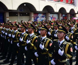 Khối Quân đội Trung Quốc hát 'Như có Bác Hồ trong ngày vui đại thắng'