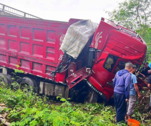 Ô tô biển số nước ngoài rơi khỏi cầu, 3 người bị thương