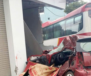 Xe khách mất lái tông liên hoàn, hai vợ chồng trên ô tô con thiệt mạng