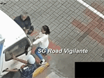 Tranh chấp với ô tô tải, 2 người dùng cơ thể để chặn xe, clip hiện trường khiến ai cũng hoang mang