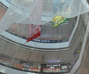 Vạn Hạnh Mall bắt đầu rào lưới khu vực khoảng không thông tầng, bảo đảm an toàn cho khách hàng