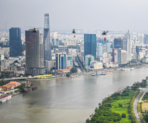 Ngắm TPHCM hoa lệ từ trực thăng sau 50 năm thống nhất đất nước