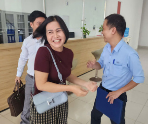 Chủ nhân tờ vé số trúng giải đặc biệt bị rách nhận tiền trúng thưởng