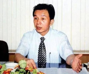 Cậu bé nghèo ngủ trên sàn nhà thờ họ, trở thành tỷ phú nhờ món hàng đặc biệt
