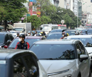 Dòng người ùn ùn về quê nghỉ lễ, cửa ngõ Hà Nội tắc cứng
