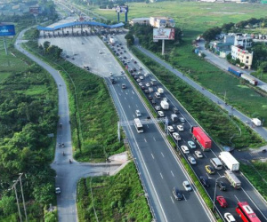 Niềm vui nghỉ lễ 30/4, 1/5: Ứng biến để không kẹt xe, nhích từng mét trên đường