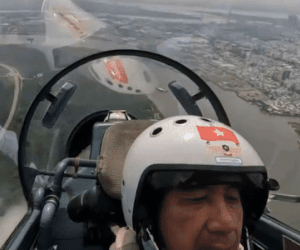 Cận cảnh Đại tá Nguyễn Thế Dũng dẫn đầu dàn máy bay tiêm kích Su-30MK2 nhào lộn trên bầu trời Dinh Độc lập ngày 30/4