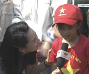 Nữ BTV có pha xử lý cực tinh tế khi phỏng vấn em bé trên sóng trực tiếp sau lễ diễu binh, diễu hành 30/4