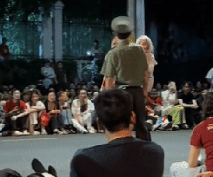 'Con gái cõng mẹ 100 tuổi xem diễu binh' và loạt khoảnh khắc gây xúc động