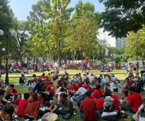 Cảnh tượng sau lễ diễu binh 30/4: Người dân cắm trại giữa công viên, nghỉ lấy sức để 'camp chỗ' xem pháo hoa, kỵ binh
