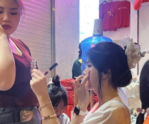 Trang điểm từ 3 giờ sáng, sửa soạn để 'lên sóng'