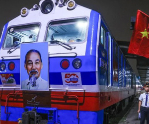 Xúc động hình ảnh đoàn tàu Thống Nhất đặc biệt nhất 50 năm rời ga Hà Nội