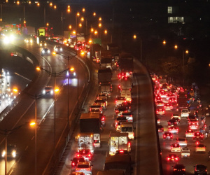 Tranh thủ nửa đêm về quê nghỉ lễ, dòng xe ùn ứ 5km trên cao tốc Pháp Vân - Cầu Giẽ