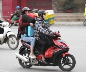 Vợ chồng đùm túm đi xe máy về quê: Bố mẹ đã già, chẳng còn nhiều dịp 30/4 nữa