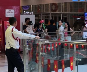Khung cảnh Vạn Hạnh Mall ngày lễ tóm gọn trong 1 từ, bảo vệ sát sao nhắc nhở khách không đến gần ban công