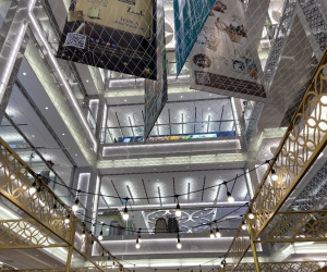 Một TTTM chung chủ với Vạn Hạnh Mall cũng bất ngờ lắp đặt tấm lưới bảo vệ, thu hút sự chú ý của đông đảo dân tình