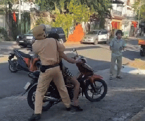 Clip ghi lại cảnh kinh hãi, người đàn ông chạy xe máy cầm rựa 'múa' loạn xạ trên đường