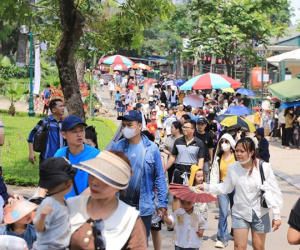 Vườn thú Hà Nội đông nghịt người đến tham quan trong ngày thứ 3 của kỳ nghỉ lễ 30/4 - 1/5