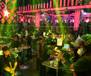 300 cảnh sát đột kích quán bar, phát hiện hơn 40 người dương tính ma túy