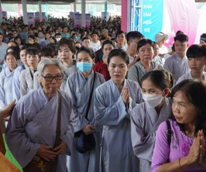 Hàng ngàn phật tử xếp hàng chờ chiêm bái Xá lợi Đức Phật ở Bình Chánh