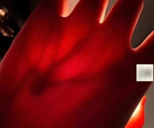 Cô gái đăng ảnh mình chiếu đèn pin vào tay, cư dân mạng phát hiện điều bất ổn