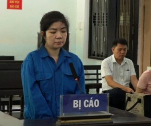 Đưa điện thoại cho nhân viên ngân hàng khi giao dịch, nhiều người bị lừa