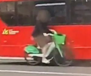 Kinh hoàng người đi xe đạp đâm vào xe buýt, bị hất văng khỏi tay lái