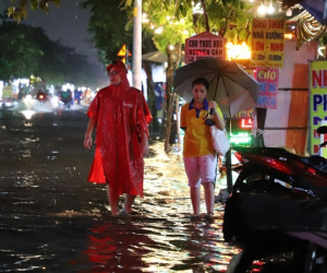 Đường phố TPHCM mênh mông nước sau trận mưa lớn kèm dông sét mạnh
